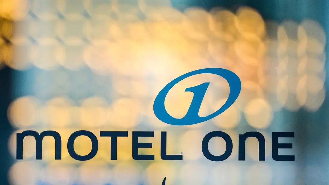 Das Logo vom Motel One: Die Hotelkette wurde Opfer eines Cyberangriffs. - Bild: Jens Kalaene/dpa-Zentralbild/ZB