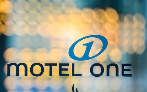 Das Logo vom Motel One: Die Hotelkette wurde Opfer eines Cyberangriffs. - Foto: Jens Kalaene/dpa-Zentralbild/ZB