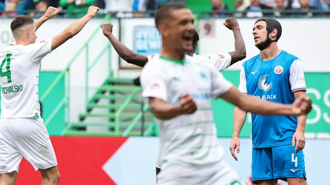 Die SpVgg Greuther Fürth feierte gegen Hansa Rostock den vierten Sieg in Folge. - Bild: Daniel Karmann/dpa