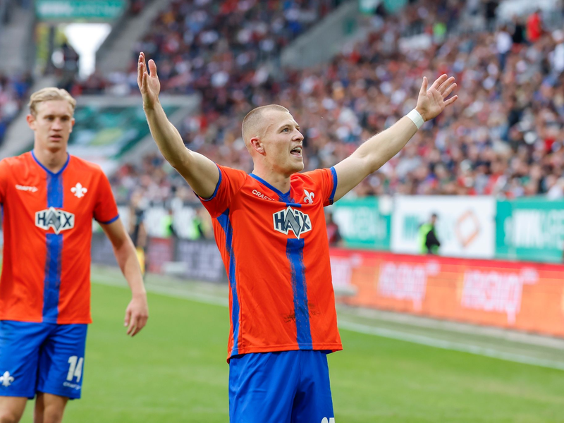 Tim Skarke brachte den SV Darmstadt 98 in Führung beim FC Augsburg. - Foto: Daniel Löb/dpa