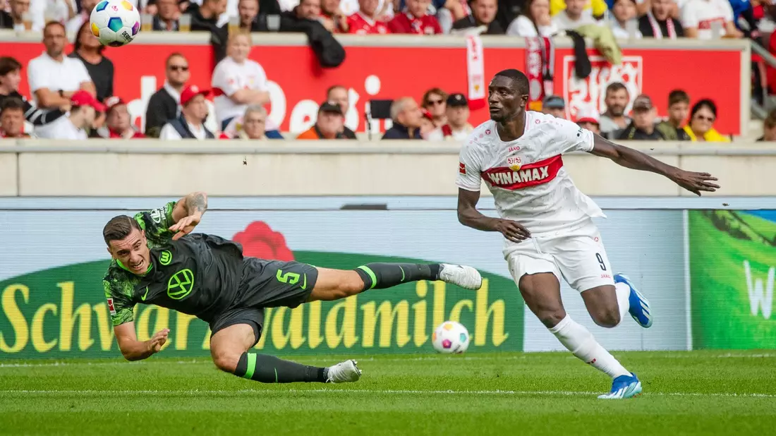 Stuttgarts Serhou Guirassy schießt den VfB mit seinen drei Treffern gegen Wolfsburg an die Tabellenspitze. - Bild: Christoph Schmidt/dpa