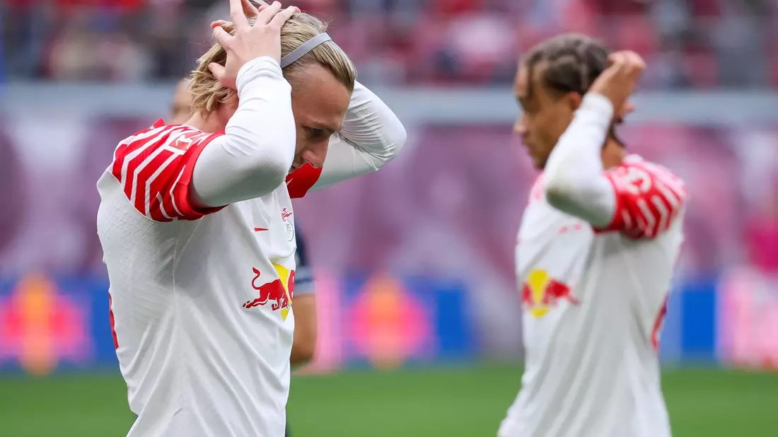 Die beiden Leipziger Elfmeterschützen Emil Forsberg (l) und Xavi Simons konnten sich gegen den VfL Bochum nicht belohnen. - Bild: Jan Woitas/dpa