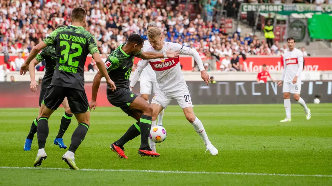 Der VfB Stuttgart springt nach einem Sieg gegen VfL Wolfsburg an die Tabellenspitze. - Bild: Christoph Schmidt/dpa