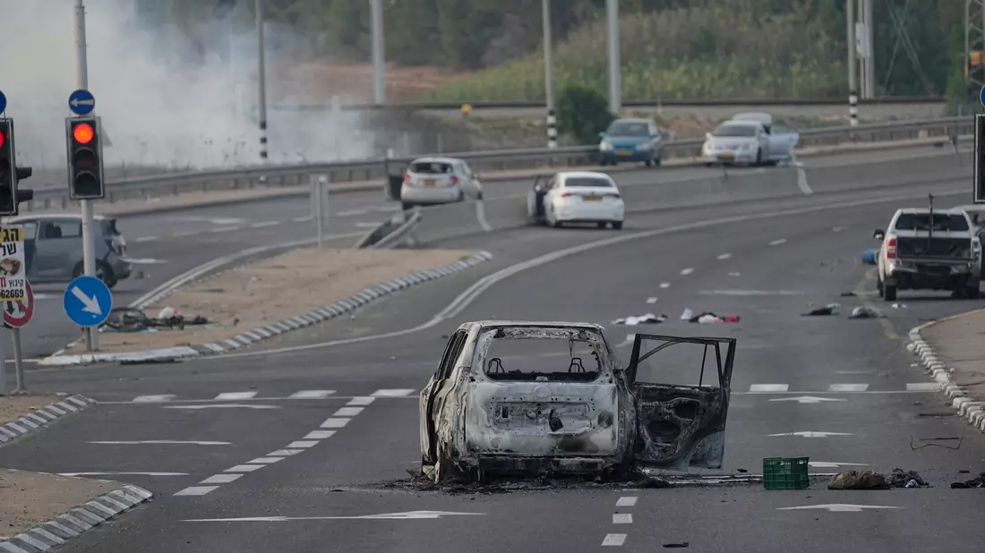 Autos wurden bei einem Angriff der islamistischen Hamas zerstört. - Bild: Ohad Zwigenberg/AP/dpa