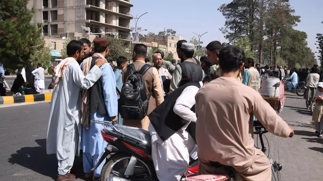 Aus Sorge vor Gebäudeeinstürzen haben Anwohner in Herat ihre Häuser verlassen. - Bild: Mashal/XinHua/dpa