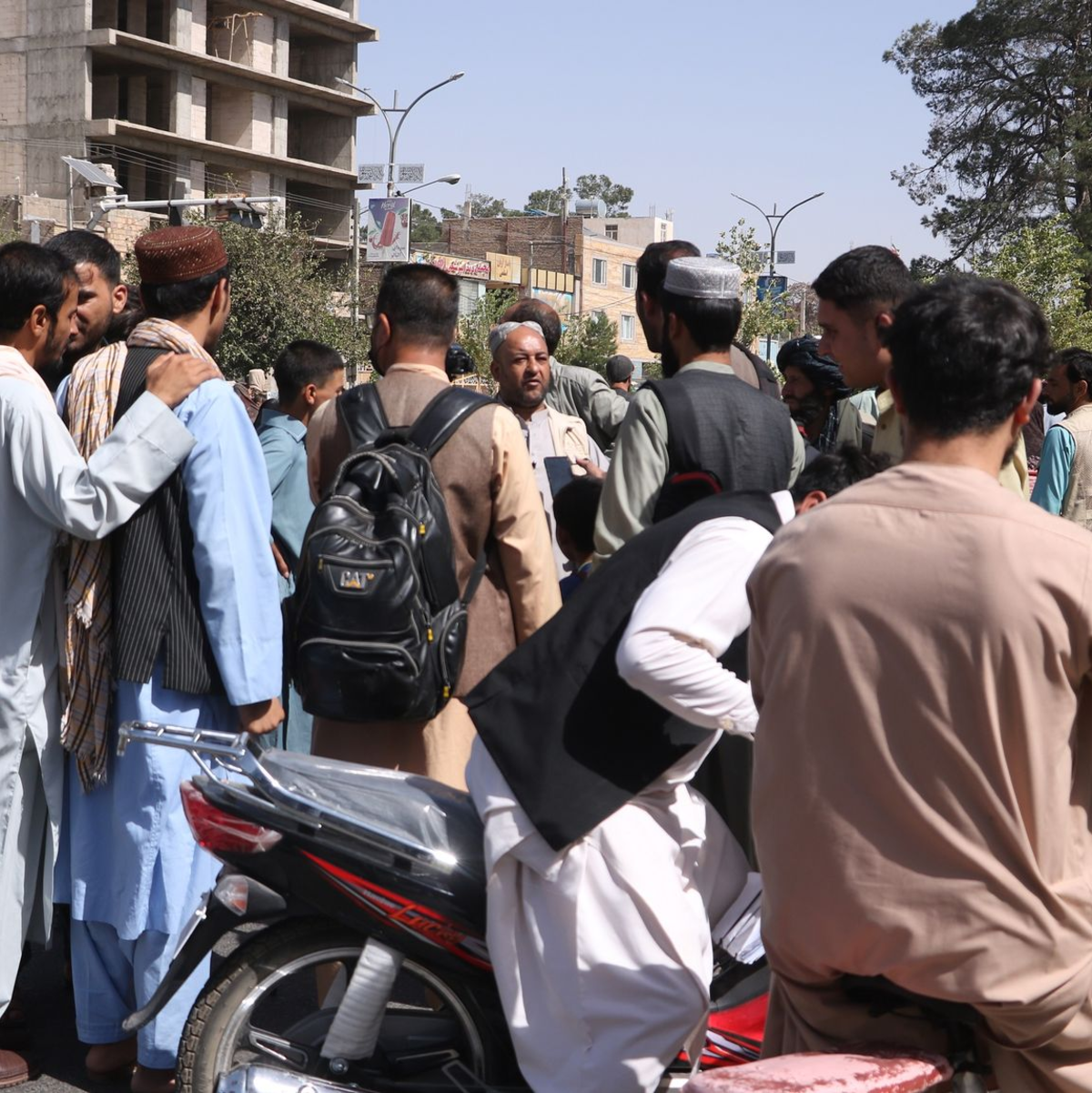 Aus Sorge vor Gebäudeeinstürzen haben Anwohner in Herat ihre Häuser verlassen. - Foto: Mashal/XinHua/dpa