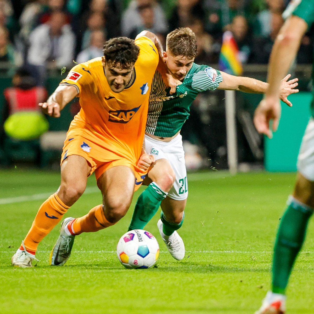 Die TSG Hoffenheim bezwingt im Abendspiel Werder Bremen im Weserstadion knapp. - Foto: Axel Heimken/dpa