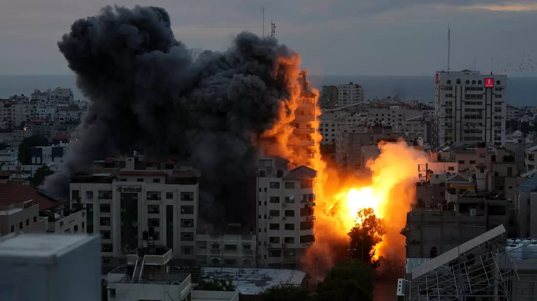 Nach einem israelischen Luftangriff auf ein palästinensisches Wohngebiet steigt Rauch nach der Explosion auf. - Bild: Adel Hana/AP/dpa