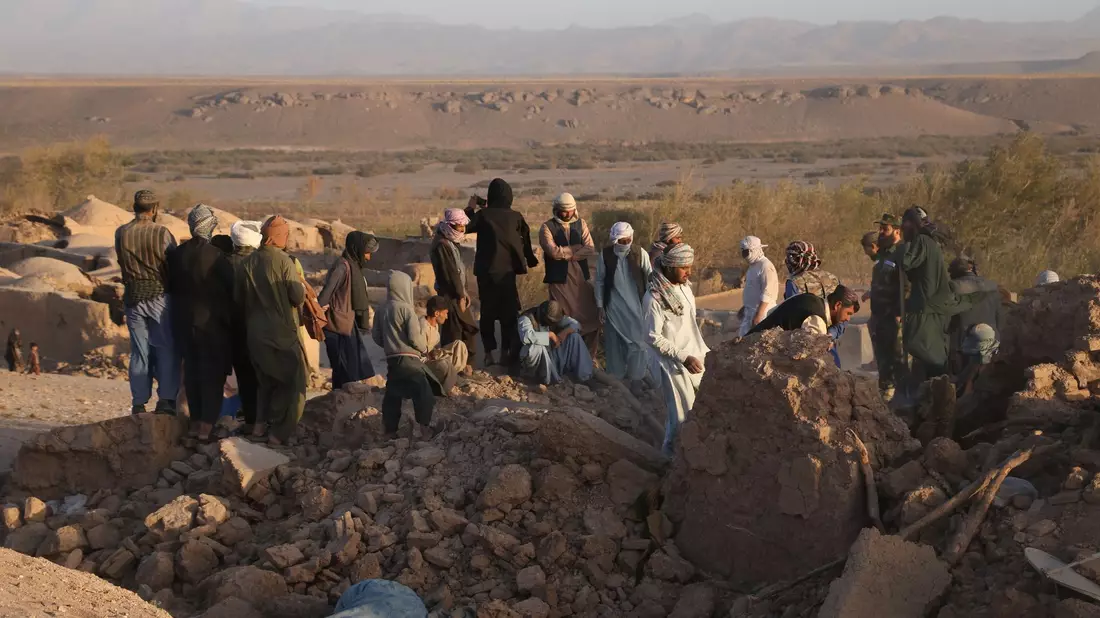 Menschen stehen nach dem Erdbeben in der afghanischen Provinz Herat in den Trümmern ihrer Wohnhäuser. - Bild: Mashal/XinHua/dpa