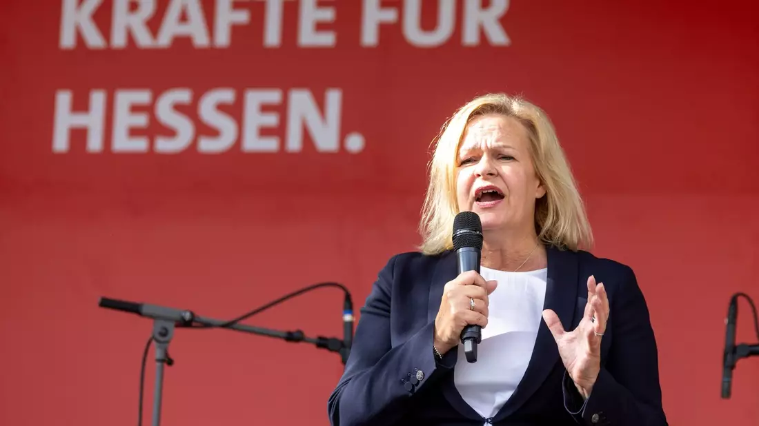 Bundesinnenministerin Nancy Faeser, zugleich Spitzenkandidatin der SPD Hessen, bei einer Kundgebung in Marburg. - Bild: Christian Lademann/dpa