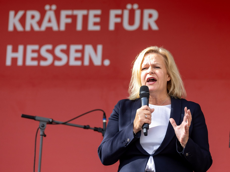 Bundesinnenministerin Nancy Faeser, zugleich Spitzenkandidatin der SPD Hessen, bei einer Kundgebung in Marburg. - Foto: Christian Lademann/dpa