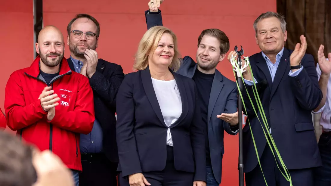 Bundesinnenministerin Nancy Faeser, zugleich Spitzenkandidatin der SPD Hessen, bei einer Kundgebung in Marburg. - Bild: Christian Lademann/dpa