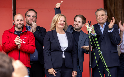 Bundesinnenministerin Nancy Faeser, zugleich Spitzenkandidatin der SPD Hessen, bei einer Kundgebung in Marburg. - Foto: Christian Lademann/dpa