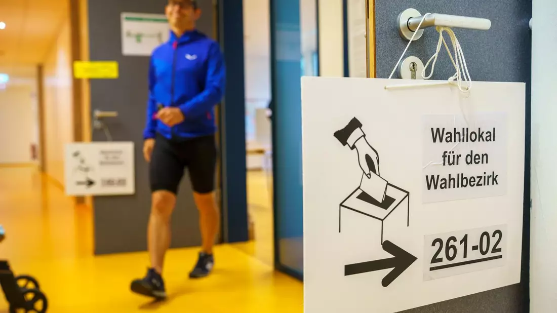 Ein Mann verlässt den Wahlraum in der Volkshochschule in der Sonnemannstraße. - Bild: Andreas Arnold/dpa