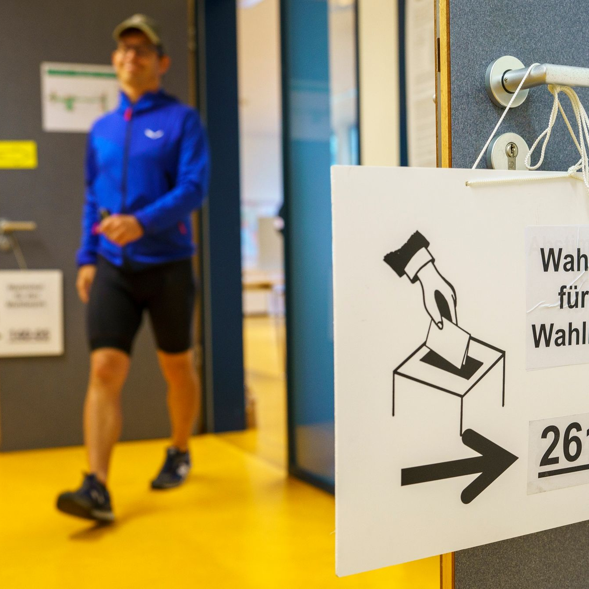 Ein Mann verlässt den Wahlraum in der Volkshochschule in der Sonnemannstraße. - Foto: Andreas Arnold/dpa