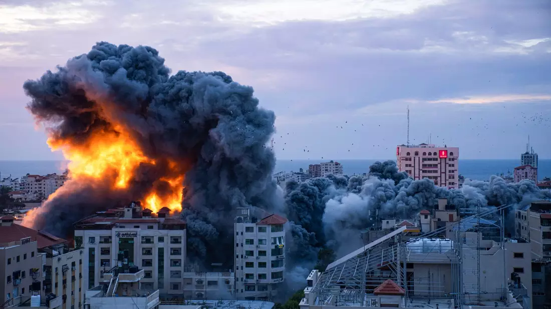 Blick über Gaza-Stadt. Feuer und  Rauch steigen nach einem israelischen Luftangriff auf. - Bild: Fatima Shbair/AP/dpa
