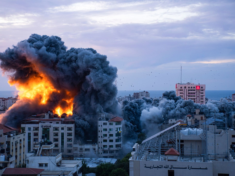 Blick über Gaza-Stadt. Feuer und  Rauch steigen nach einem israelischen Luftangriff auf. - Foto: Fatima Shbair/AP/dpa