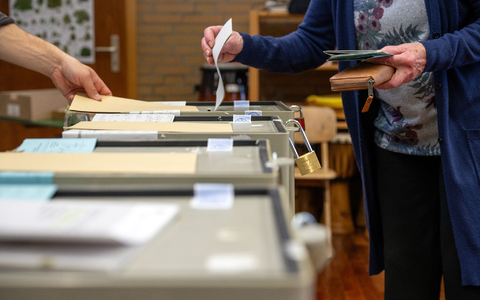 Ein Frau wirft ihren Stimmzettel in die Wahlurne. - Foto: Pia Bayer/dpa