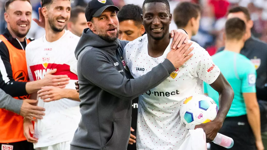 Stuttgarter Erfolgsduo: VfB-Coach Sebastian Hoeneß (links) und Torjäger Serhou Guirassy. - Bild: Christoph Schmidt/dpa