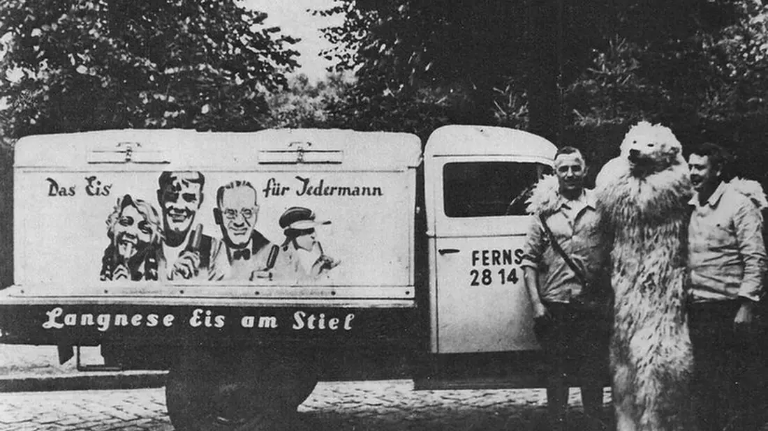 Ein historischer Eis-Wagen, der für «Eis am Stiel» wirbt. - Bild: --/Unilever Deutschland Gmbh/dpa