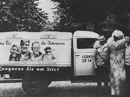 Ein historischer Eis-Wagen, der für «Eis am Stiel» wirbt. - Foto: --/Unilever Deutschland Gmbh/dpa