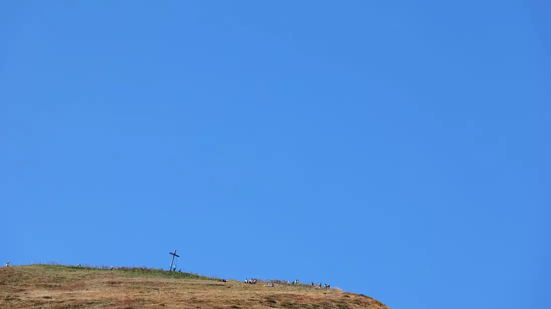 Ausflügler genießen auf dem Gipfel des Fellhorns (Bayern) den Sonnenschein. - Bild: Karl-Josef Hildenbrand/dpa