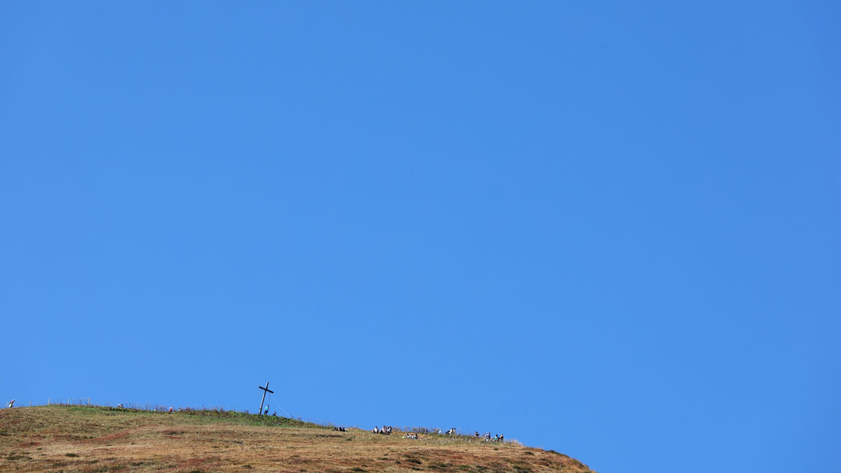Ausflügler genießen auf dem Gipfel des Fellhorns (Bayern) den Sonnenschein. - Foto: Karl-Josef Hildenbrand/dpa