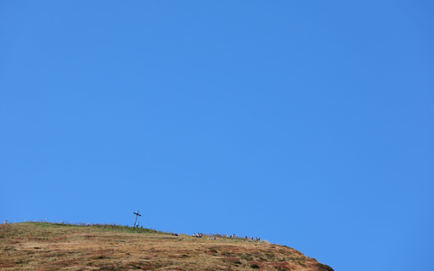 Ausflügler genießen auf dem Gipfel des Fellhorns (Bayern) den Sonnenschein. - Foto: Karl-Josef Hildenbrand/dpa