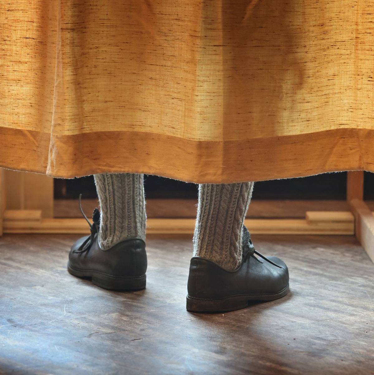 Ein Mann in bayerischer Tracht steht in einem Wahllokal in Schwangau. - Foto: Karl-Josef Hildenbrand/dpa