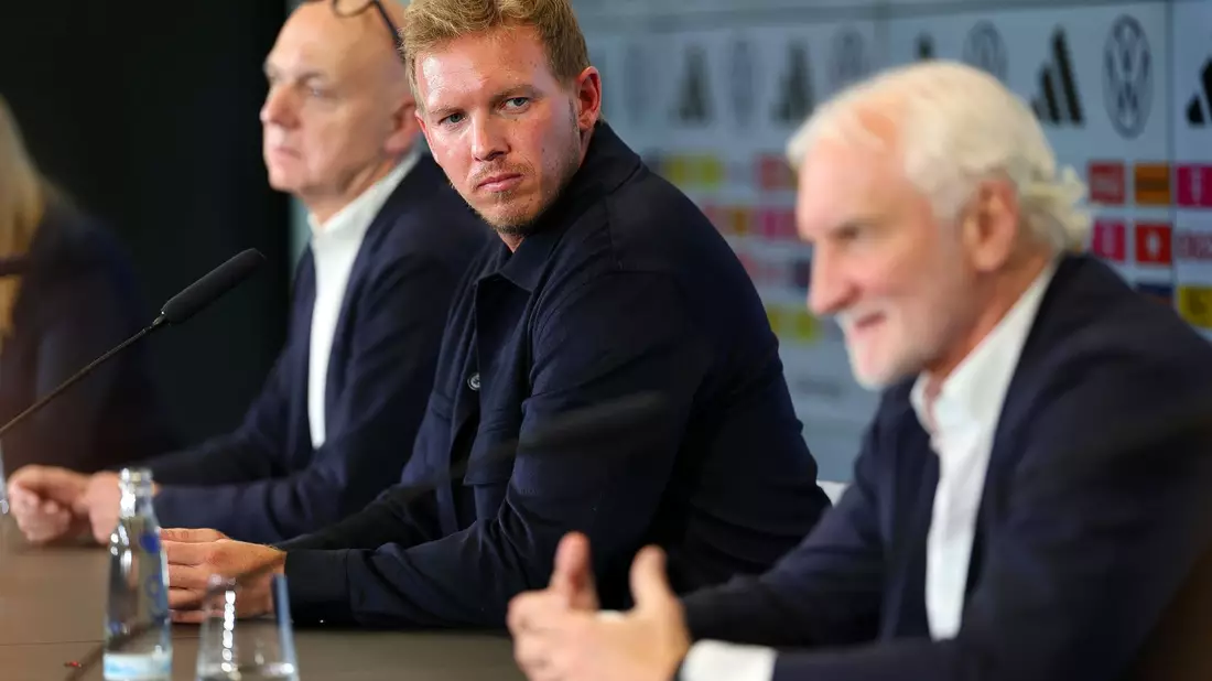 Sportdirektor Rudi Völler (r) findet den ersten Kader von Neu-Bundestrainer Julian Nagelsmann (M) gut. - Bild: Jörg Halisch/dpa