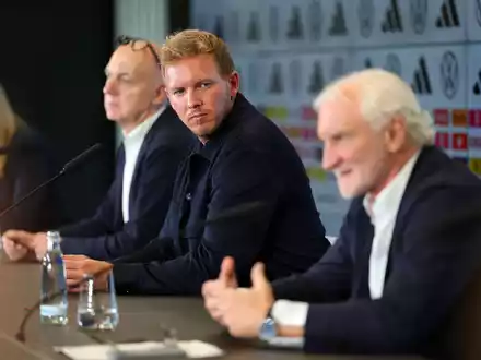 Sportdirektor Rudi Völler (r) findet den ersten Kader von Neu-Bundestrainer Julian Nagelsmann (M) gut. - Foto: Jörg Halisch/dpa