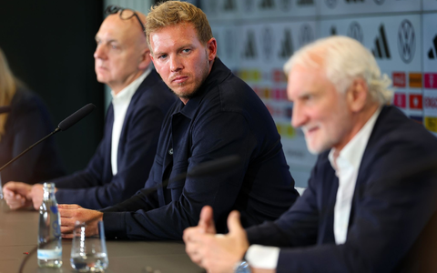 Sportdirektor Rudi Völler (r) findet den ersten Kader von Neu-Bundestrainer Julian Nagelsmann (M) gut. - Foto: Jörg Halisch/dpa