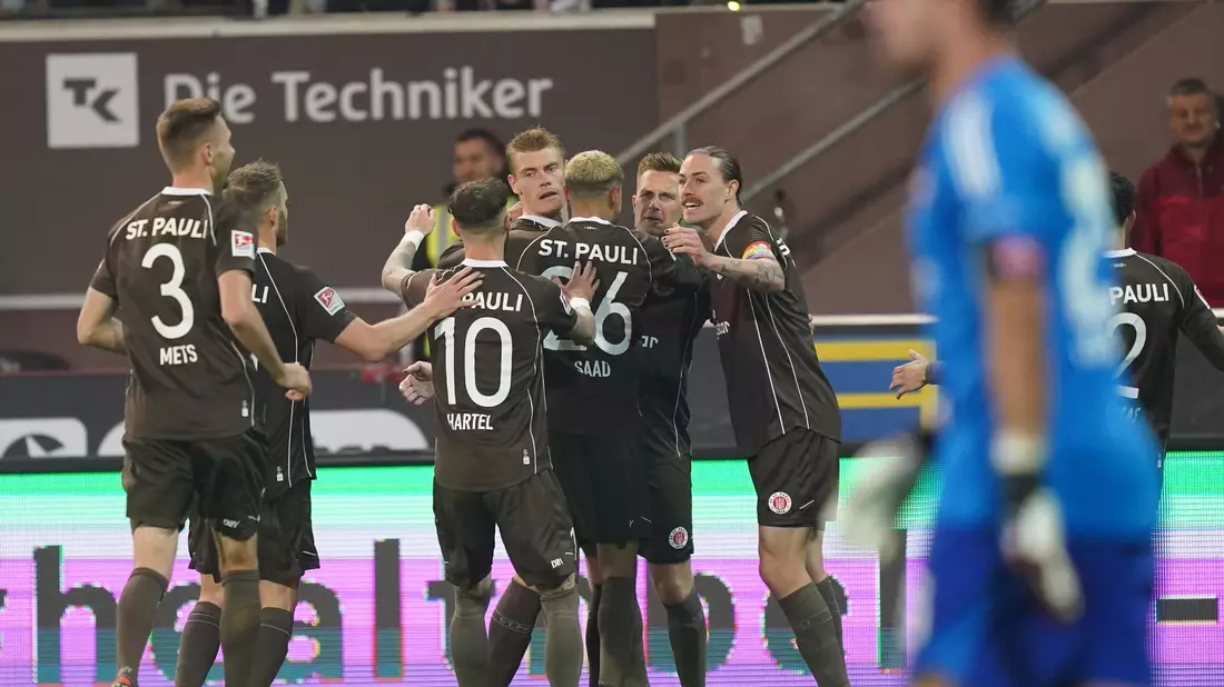 St. Pauli entschied das Abendduell gegen den 1. FC Nürnberg für sich und ist zurück an der Tabellenspitze. - Bild: Marcus Brandt/dpa