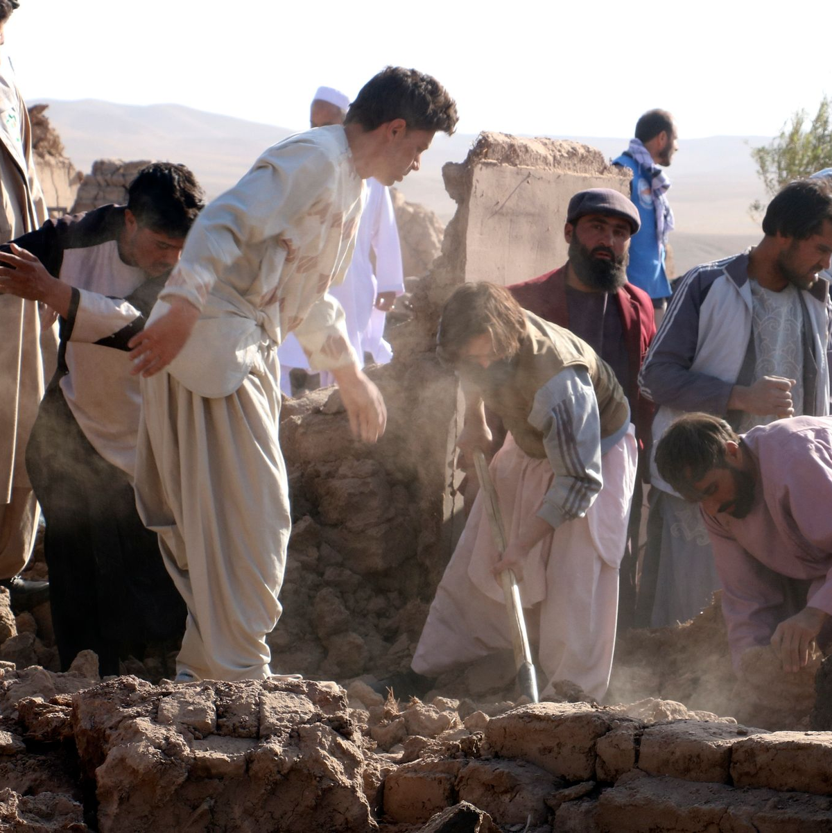 Suche nach Überlebenden in Zenda Jan. - Foto: Omid Haqjoo/AP/dpa
