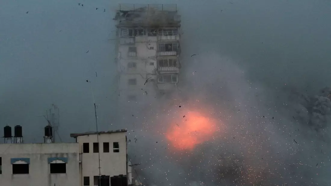 Rauch und Flammen steigen auf, nachdem israelische Streitkräfte ein Hochhaus in Gaza-Stadt angegriffen haben. - Bild: Ali Hamad/APA Images via ZUMA Press Wire/dpa