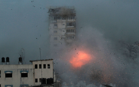 Rauch und Flammen steigen auf, nachdem israelische Streitkräfte ein Hochhaus in Gaza-Stadt angegriffen haben. - Foto: Ali Hamad/APA Images via ZUMA Press Wire/dpa