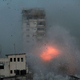 Rauch und Flammen steigen auf, nachdem israelische Streitkräfte ein Hochhaus in Gaza-Stadt angegriffen haben. - Foto: Ali Hamad/APA Images via ZUMA Press Wire/dpa