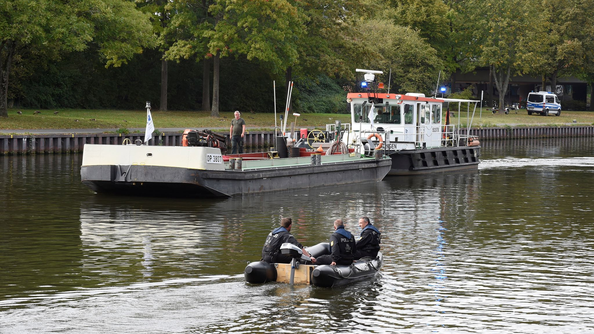 Taucher suchten am Mittwoch in der Saar nach dem vermissten Jungen. Doch es fehlt weiter jede Spur. - Foto: BeckerBredel/dpa