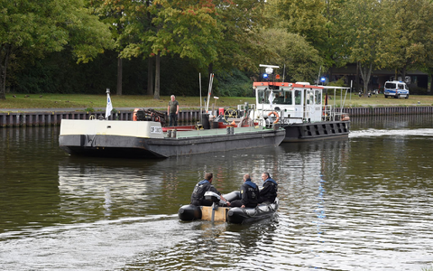 Taucher suchten am Mittwoch in der Saar nach dem vermissten Jungen. Doch es fehlt weiter jede Spur. - Foto: BeckerBredel/dpa