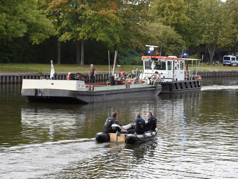 Taucher suchten am Mittwoch in der Saar nach dem vermissten Jungen. Doch es fehlt weiter jede Spur. - Foto: BeckerBredel/dpa