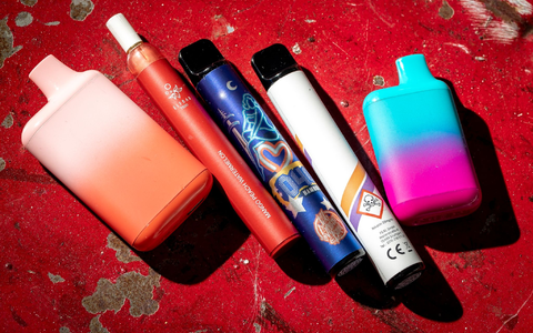 Sie erinnern äußerlich an farbige Filzstifte und es gibt sie in fruchtigen Geschmacksrichtungen. Einweg-E-Zigaretten können Kinder und Jugendliche schnell nikotinsüchtig machen, warnen Experten. - Foto: Moritz Frankenberg/dpa Sie erinnern äußerlich an farbige Filzstifte und es gibt sie in fruchtigen Geschmacksrichtungen. Einweg-E-Zigaretten können Kinder und Jugendliche schnell nikotinsüchtig machen, warnen Experten. - Foto: Moritz Frankenberg/dpa