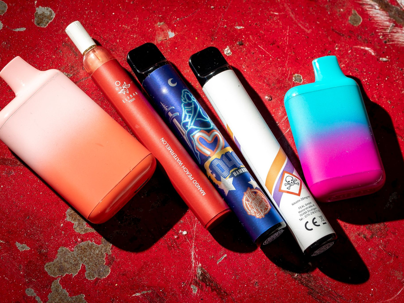 Sie erinnern äußerlich an farbige Filzstifte und es gibt sie in fruchtigen Geschmacksrichtungen. Einweg-E-Zigaretten können Kinder und Jugendliche schnell nikotinsüchtig machen, warnen Experten. - Foto: Moritz Frankenberg/dpa