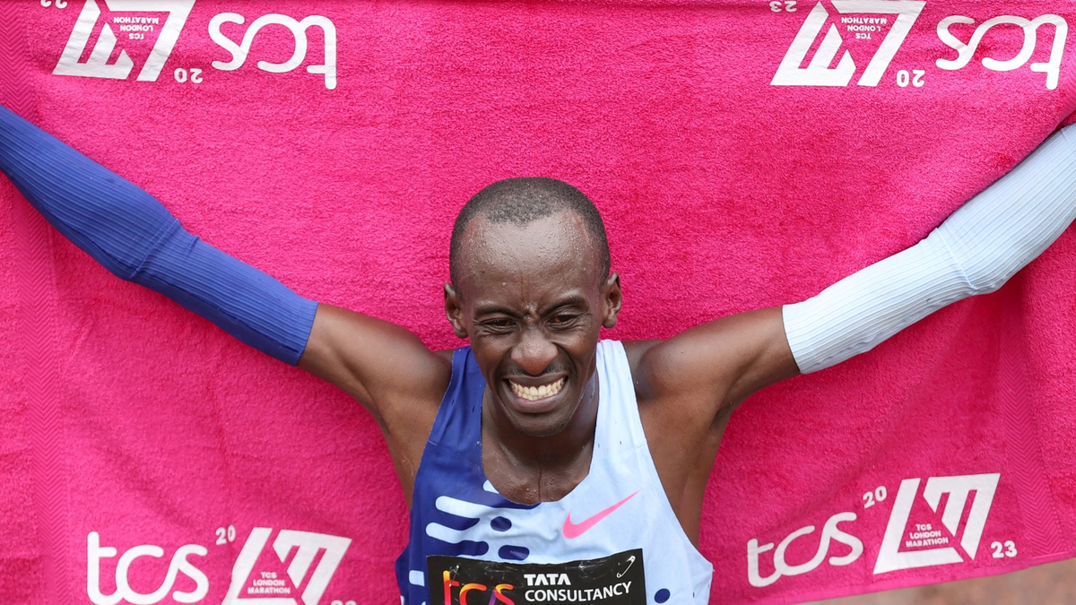 Kelvin Kiptum aus Kenia jubelt. In Chicago hat er einen neuen Marathon-Weltrekord aufgestellt. - Foto: Li Ying/XinHua/dpa
