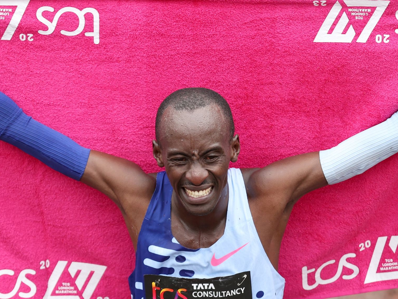 Kelvin Kiptum aus Kenia jubelt. In Chicago hat er einen neuen Marathon-Weltrekord aufgestellt. - Foto: Li Ying/XinHua/dpa