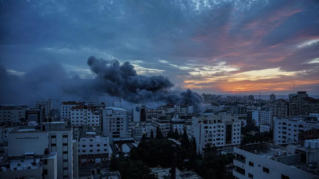 Rauch steigt vom «Palestine Tower» im Stadtteil Al-Rimal auf. Die islamistische Hamas hat einen großangelegten Überraschungsangriff auf Israel gestartet. - Bild: Saher Alghorra/ZUMA Press Wire/dpa