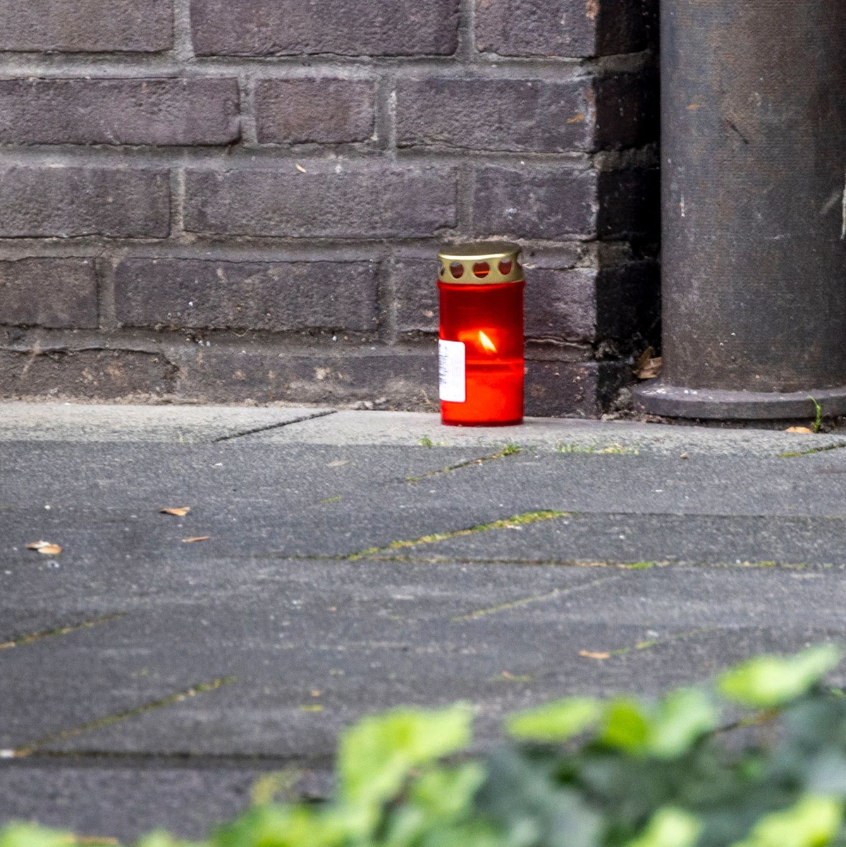 In Gedenken. - Foto: Christoph Reichwein/dpa