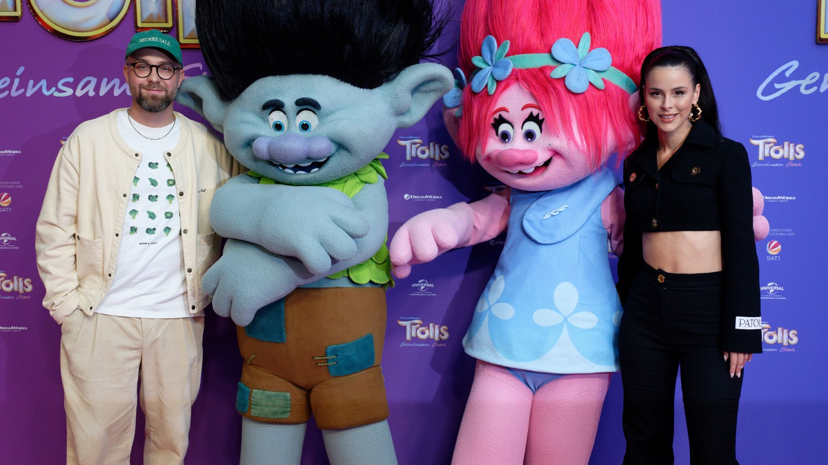 Zwei, die sich verstehen: Mark Forster und der Troll Branch. - Foto: Henning Kaiser/dpa