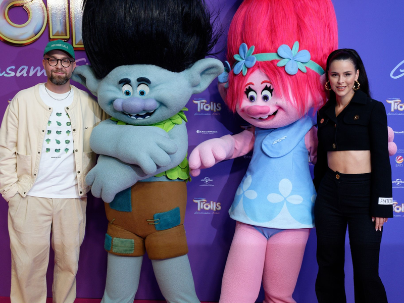 Zwei, die sich verstehen: Mark Forster und der Troll Branch. - Foto: Henning Kaiser/dpa