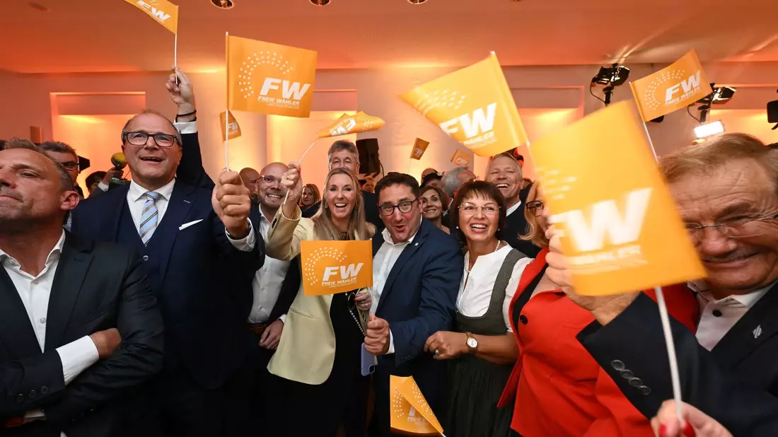 Anhänger der Freien Wähler reagieren bei der Wahlparty nach der Bekanntgabe der ersten Prognose zur Landtagswahl in Bayern. - Bild: Sven Hoppe/dpa