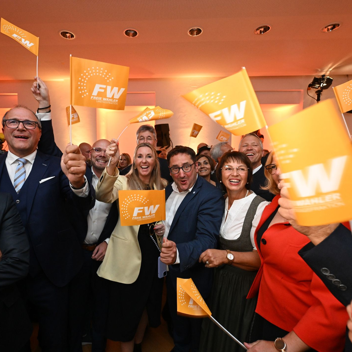 Anhänger der Freien Wähler reagieren bei der Wahlparty nach der Bekanntgabe der ersten Prognose zur Landtagswahl in Bayern. - Foto: Sven Hoppe/dpa